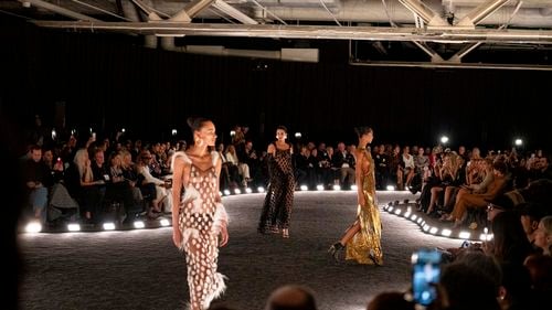 Schiaparelli SS26: Daniel Roseberry reînvie „hard chic” și transparența curajoasă, dar nuanțele sobre pun sub semnul întrebării spiritul excentric original al casei