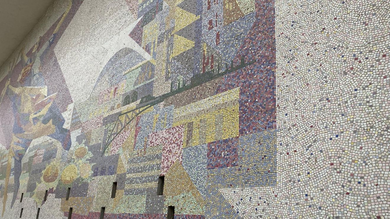 FOTO Povestea unuia dintre cele mai mari mozaicuri murale din țările comuniste și exilul artistului Jules Perahim în Israel, după ce l-a înfuriat pe Gheorghiu Dej