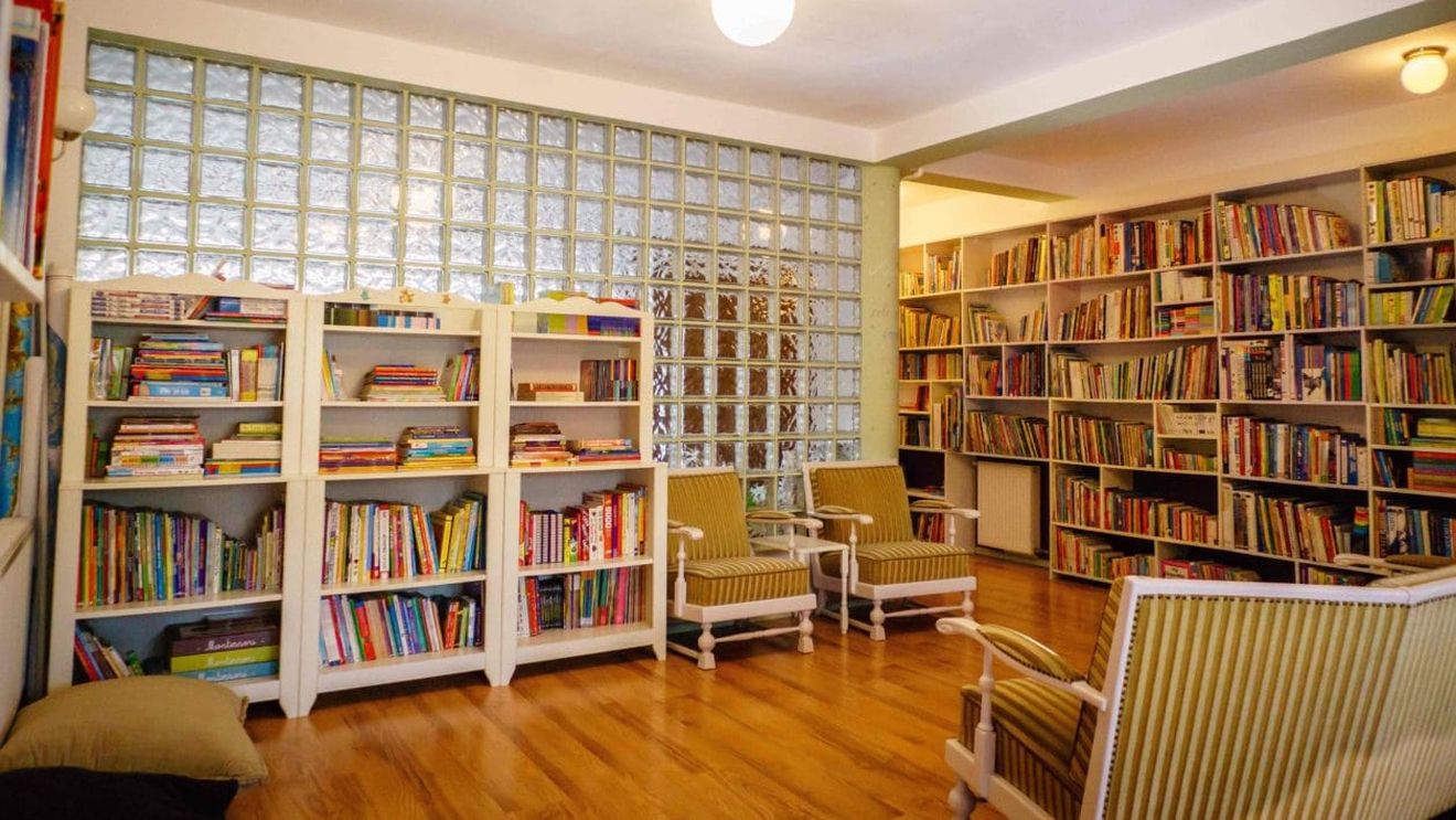 Ce le citim copiilor? Povestea mamei care a creat una dintre cele mai mari biblioteci private cu cărți pentru cei mici