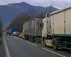 Trafic blocat în Vâlcea, pe Valea Oltului, după ce un TIR s-a răsturnat în urma unui accident cu o mașină