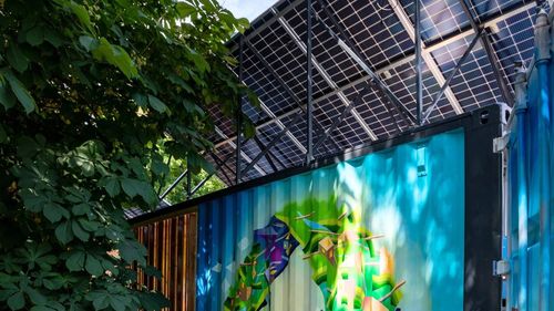 Două staţii solare pentru încărcarea trotinetelor şi bicicletelor electrice, amplasate în Capitală, una în zona stației de metrou Izvor, alta în incinta campusului Facultății de Inginerie a Instalațiilor