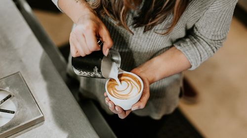 VIDEO | Știai că poți face pairing între cafea și biscuiți? Stelian Calagiu, Coffee Ambassador: „Cafeaua cu lapte merge foarte bine cu biscuiții cu ciocolată, dar nu și cu cei cu fistic” / „Amaretti se potrivesc cu cafele intense, din inspirația italiană”