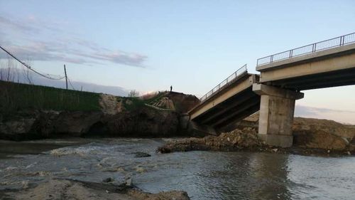 Prefectul de Vrancea: Podul de la Vadu Roşca s-a prăbușit din cauza unei erori umane /  400 de locuitori ai satului trebuie să ocolească 15 kilometri