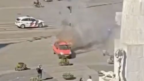 O mașină a luat foc după o „explozie” în piața centrală din Amsterdam