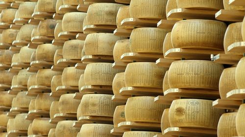 Producătorii celebrului parmigiano reggiano cipează roțile de brânză pentru a lupta împotriva imitatorilor/ Vânzările anuale de produse contrafăcute se ridică la aproximativ 2 miliarde de dolari