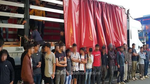 90 de migranţi găsiţi de poliţiştii de frontieră de la Nădlac II şi Borş, ascunşi în TIR-uri, la graniţa cu Ungaria