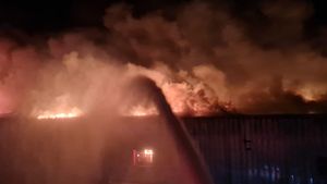 VIDEO Incendiu puternic la o fabrică de mezeluri din Mizil/ Doi pompieri au suferit arsuri și au fost transportați la spital