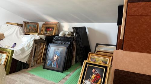 FOTO Surse: Procurorii DNA au găsit peste 2.000 de tablouri și ceasuri Rolex pe care generalul Zisu le-ar fi păstrat în locuința unei apropiate
