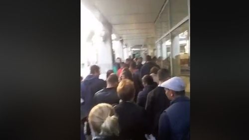 VIDEO Coadă la vot la secțiile din Stuttgart de la primă oră