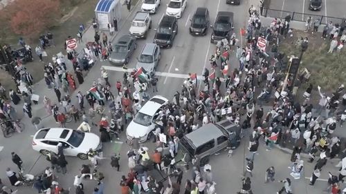 VIDEO Confruntare între protestatari și un șofer care a trecut cu mașina printre participanții la un miting de susținere a palestinienilor, în Minneapolis