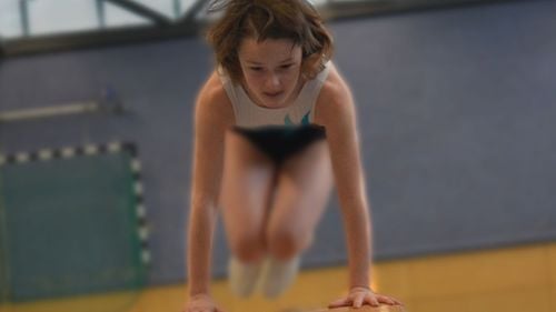 Consilierii locali din Brașov au făcut pace în cazul unei săli de sport cerută de federația de gimnastică pentru antrenamente: va fi împărţită de elevi şi gimnaştii de la Braşovia