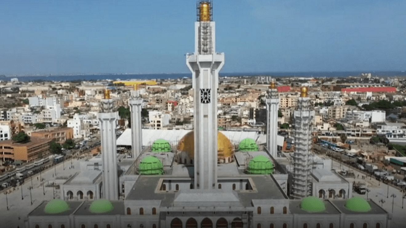 VIDEO: Cea mai mare moschee din Africa de Vest a fost inaugurată. Lăcașul poate primi 30 de mii de oameni 