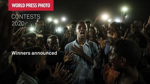 O fotografie ce surprinde poezia în mijlocul protestelor din Sudan, desemnată marea câştigătoare a competiției World Press Photo 2020