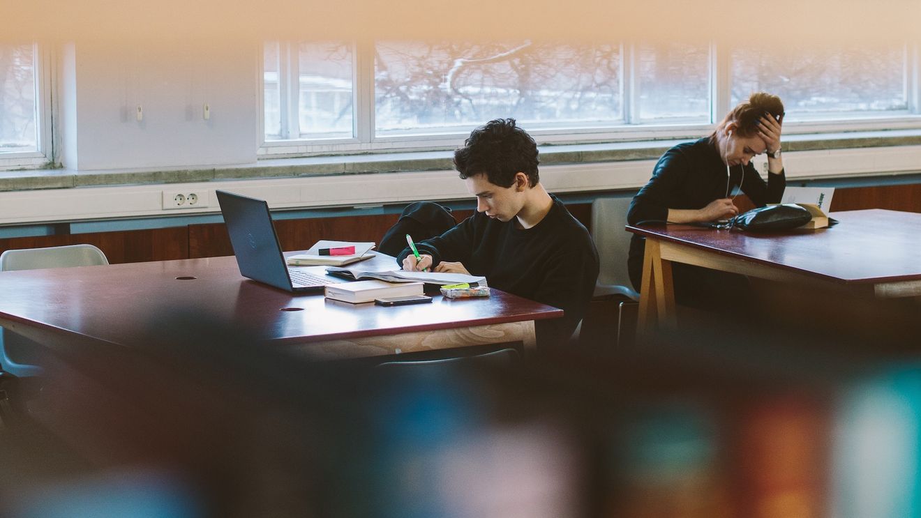 Procedura prin care elevii cu rude bolnave pot opta pentru educația online, de acasă / Părinții reclamă că sunt plimbați între medici