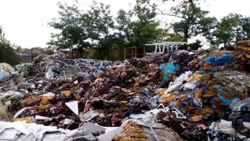 Deşeuri reciclabile, găsite pe un teren din judeţul Constanţa/ Ele aparţin unei firme care colecta deşeuri, intrată în faliment / Societatea a fost amendată cu 50.000 de lei şi trebuie să elimine deşeurile