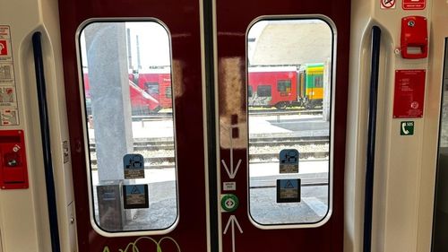Primul tren electric adus în România, vandalizat la nici un an de la intrarea pe traseu