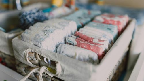 Producătorii japonezi de scutece se uită spre piaţa pentru adulţi pentru venituri, pe fondul scăderii natalităţii / ”Partea din jurul picioarelor se mulează foarte strâns. Atunci când îi pui pe tine, poţi să îi utilizezi fără grijă"