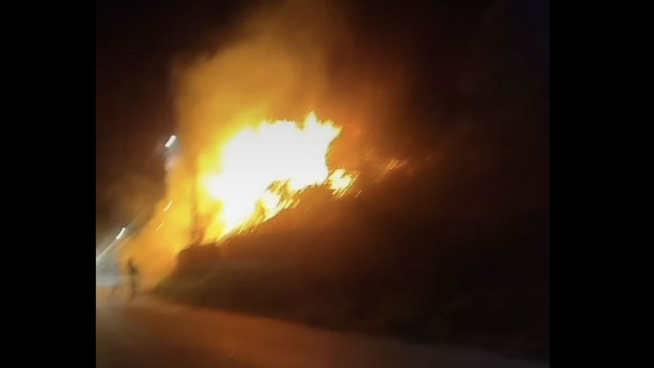 VIDEO Conacul lui Măldar din Vâlcea, declarat monument istoric, cuprins de un incendiu puternic/ Pompierii intervin cu mai multe autospeciale