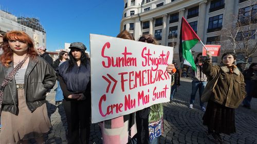 VIDEO Câteva sute de persoane protestează de 8 Martie în centrul Capitalei: „Strigăm tare, strigăm toate, nu vrem austeritate!”