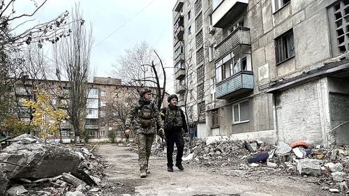 Fac ucrainienii o greșeală tactică majoră continuând să apere Bahmutul? Ce cred experții