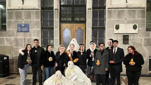 Elevii liberali din Timişoara au colindat ”Primăria Groazei” de Halloween, costumaţi în Dominic Fritz sau Sorin Grindeanu