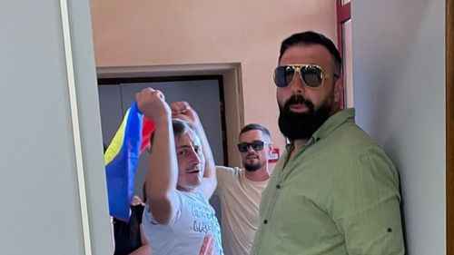 Poliția din Italia, Franța, Germania și Marea Britanie intervine pentru a-i liniști pe susținătorii violenți ai lui George Simion de la secțiile de vot din diaspora. Val de plângeri ale cetățenilor împiedicați să voteze