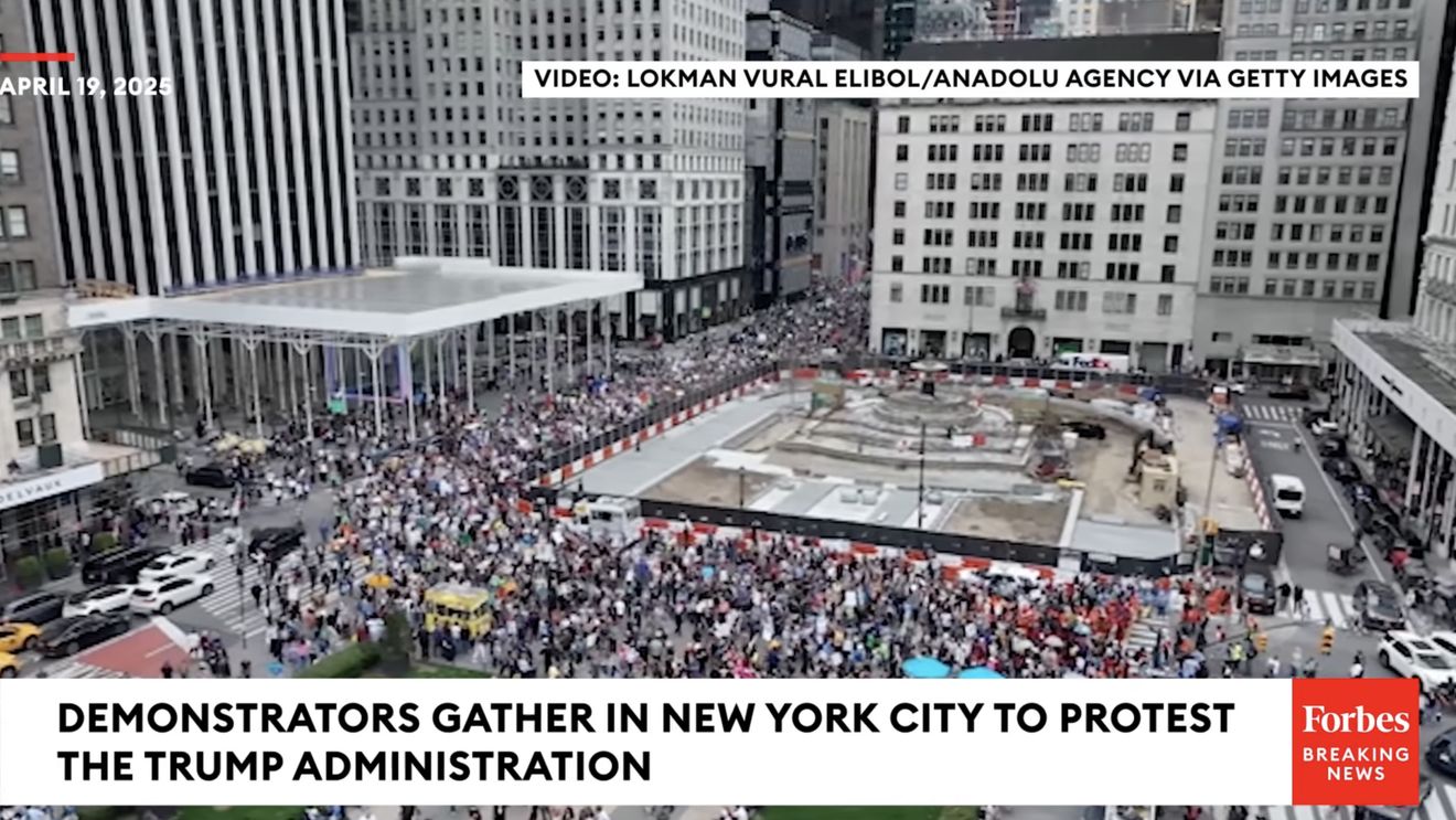 VIDEO Mii de oameni, la proteste anti-Trump în SUA / Protestele politice devin tot mai frecvente în SUA, iar manifestaţiile „Hands Off” de la începutul lunii aprilie au atras mulţimi uriaşe