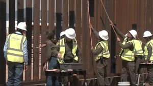 Zidul de frontieră dintre Statele Unite şi Mexic va fi vopsit în negru, ca să se încingă şi să-i împiedice pe imigranţi să-l escaladeze  / ”Traversarea acestor teritorii este considerată ca o intrare într-o bază militară”
