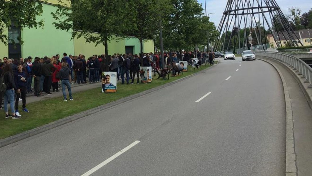 Mărturisire emoționantă a unei românce care a stat 5 ore la coadă, dar nu a mai apucat să voteze pentru că a trebuit să meargă la muncă: Pe drum am plâns, și cineva m-a îmbrățișat