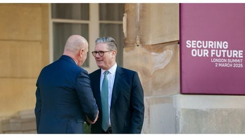 Keir Starmer l-a acuzat pe Putin că „nu ia pacea în serios”. Premierul britanic organizează sâmbătă un summit prin videoconferinţă la care participă şi Ilie Bolojan