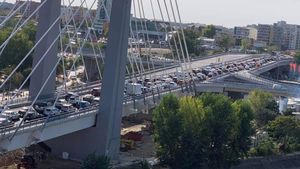 FOTO VIDEO Pasajul Ciurel, deschis sâmbătă, blocat complet luni după-amiază. Cozi la coborârea de pe pasaj pe Șoseaua Virtuții