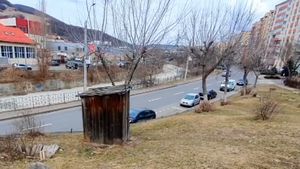VIDEO Municipiul Piatra Neamț mai are o singură toaletă publică. ”Nu e în fundul curții, ci chiar în mijlocul ei”