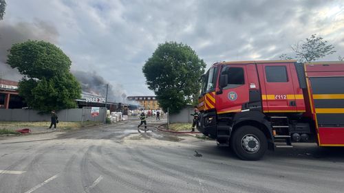 Incendiu la un depozit din Bucureşti. Focul riscă să se extindă la un alt depozit şi la o locuinţă. A fost emis mesaj RO-Alert