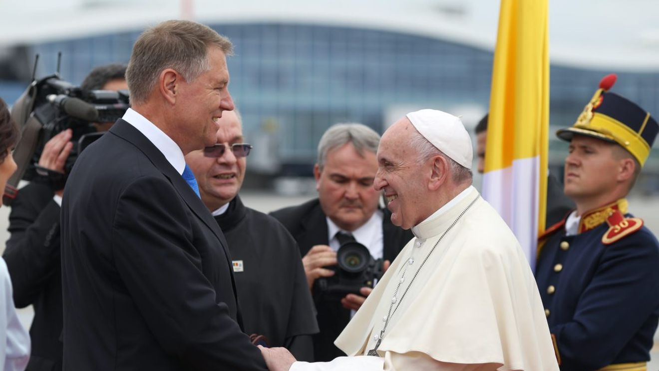 VIDEO Papa Francisc a ajuns în România / Suveranul Pontif a fost întâmpinat de președintele Klaus Iohannis