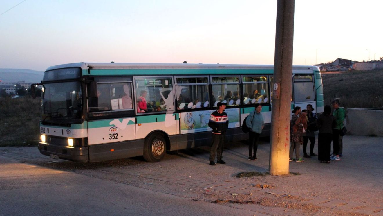 Prima zi de școală pentru 52 de copii din Pata Rât: Au plecat cu autobuzul la 6.30 și s-au oprit să facă și duș / În barăcile de la periferia Clujului nu e apă curentă