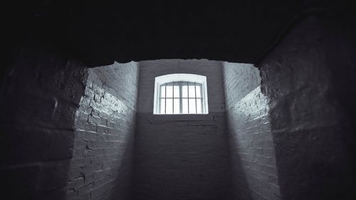 Inițiativă adoptată de Senat: Infractorii condamnați la închisoare de până la șapte ani ar putea executa pedeapsa acasă, supravegheați cu brățară electronică / Inițiat de PNL, proiectul a fost adoptat aproape în unanimitate, inclusiv cu voturile USR