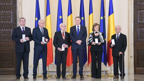 VIDEO Asociaţii ale revoluţionarilor şi foştilor deţinuţi politici, Memorialul Sighet şi CNSAS, decorate de preşedintele Iohannis