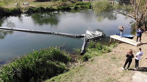 VIDEO Doi tineri IT-iști din Cluj au găsit soluția pentru a curăța râurile de peturile goale: au montat un dispozitiv experimental pe râul Crișul Repede din Bihor. Cum funcționează ”colectorul de gunoaie”