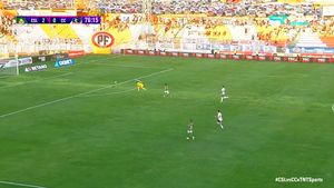 VIDEO Un gol spectaculos din "poartă-n poartă", marcat de un goalkeeper în Chile, ar putea doborî recordul de distanță/ Lovitura a măsurat aproximativ 101 metri