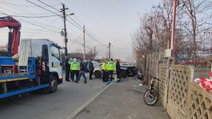 O fetiță de 6 ani și o alta de 15 ani au murit, după ce au fost lovite de o mașină proiectată în gardul unui imobil / Mai multe persoane au agresat șoferul și pasagerul, polițiștii efectuând cercetări sub supravegherea procurorilor