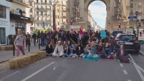 Sute de militanți și susținători ai organizației ecologiste Extinction Rebellion au blocat circulaţia pe marile bulevarde pariziene