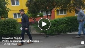 VIDEO Alianța USR PLUS acuză PNL că a distribuit în Cluj pliante cu informații false. Liberalii i-au exclus pe cei doi membri filmați de USR