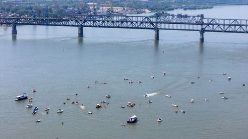 FOTO VIDEO: Peste 200 de ambarcațiuni participă la „Parada Dunării – Două steaguri, un fluviu”, unul dintre cele mai spectaculoase evenimente transfrontaliere / Primul show aviatic pe Dunăre din România și Bulgaria