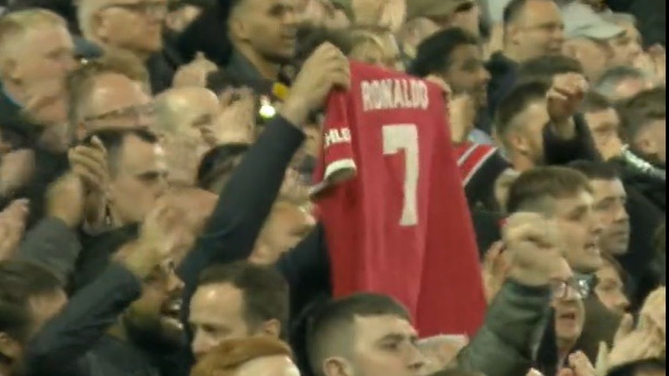 VIDEO You'll Never Walk Alone: Omagiu impresionant al fanilor Liverpool și Manchester United pentru Cristiano Ronaldo, care a pierdut un copil