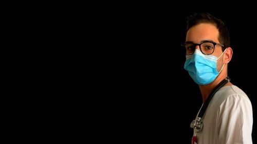 Studenți în uniformă: Universitatea din Oradea va pregăti în premieră medici pentru armată / Viitorii medici ofiţeri nu vor plăti taxa de şcolarizare, vor avea asigurate cazarea, hrana şi transportul. În plus, vor avea soldă lunară