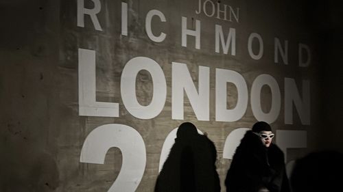 Brexit a furat spectacolul de la Săptămâna Modei de la Londra și l-a oferit Parisului / Birocrația și costurile mai mari îi afectează pe designerii britanici / Franța este pregătită să intervină