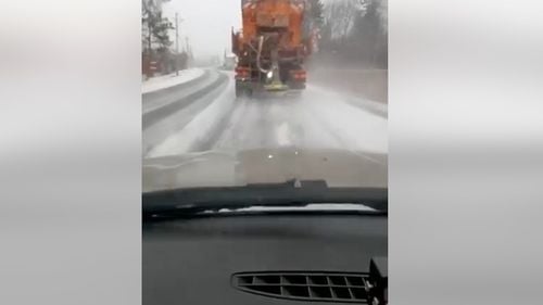 VIDEO Ninge în zonele montane din Brașov, Sibiu, Harghita și Covasna / Drumarii acționează cu 70 de utilaje