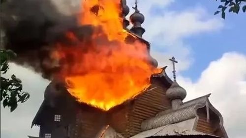 Rușii au bombardat cea mai mare biserică de lemn din Ucraina / Flăcările au cuprins complet biserica