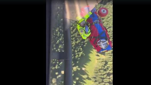 O turistă de 63 de ani a fost recuperată cu elicopterul SMURD din Munții Bucegi după ce a căzut pe un traseu