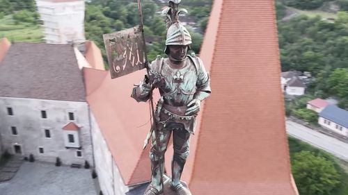 Descoperire surprinzătoare la Castelul Corvinilor: scrisori ascunse sub talpa statuii lui Ioan de Hunedoara / Sunt scrie în maghiară și germană